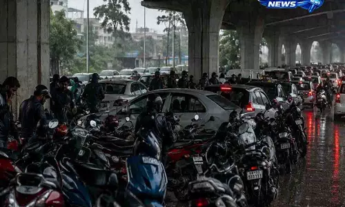 बारिश के दौरान फ्लाईओवर पर पार्किंग से इमरजेंसी सेवाओं में देरी की संभावना