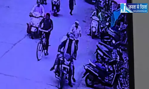 सरेआम बुजुर्ग व्यापारी से ढाई लाख की ठगी