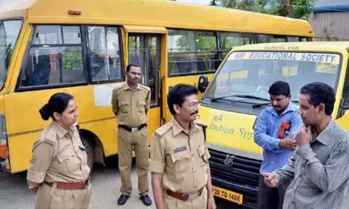 Ranga Reddy में ट्रांसपोर्ट सुरक्षा अभियान के तहत 6 स्कूल बसें जब्त Ranga Reddy में ट्रांसपोर्ट सुरक्षा अभियान के तहत 6 स्कूल बसें जब्त