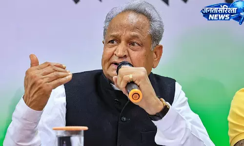 गहलोत के बयान पर सियासी बवाल, BJP ने कांग्रेस पर ‘इमरजेंसी मानसिकता’ का आरोप लगाया गहलोत के बयान पर सियासी बवाल, BJP ने कांग्रेस पर ‘इमरजेंसी मानसिकता’ का आरोप लगाया