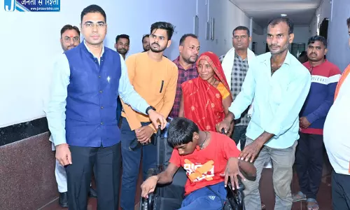 कलेक्टर ने दिव्यांग लव कुमार को दिया व्हील चेयर, पेंशन और आयुष्मान कार्ड भी बनेगा कलेक्टर ने दिव्यांग लव कुमार को दिया व्हील चेयर, पेंशन और आयुष्मान कार्ड भी बनेगा