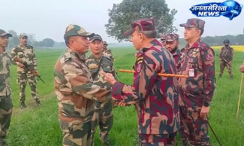 India-बांग्लादेश सीमा पर तनाव, नो-मैन्स लैंड में फंसे 9 नागरिक, समाधान की कोशिश जारी India-बांग्लादेश सीमा पर तनाव, नो-मैन्स लैंड में फंसे 9 नागरिक, समाधान की कोशिश जारी