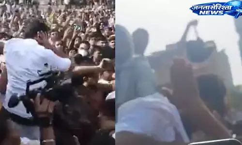 Jaipur : ‘कॉकरोच जनता पार्टी’ के प्रदर्शन के दौरान संस्थापक पर हमला Jaipur : ‘कॉकरोच जनता पार्टी’ के प्रदर्शन के दौरान संस्थापक पर हमला