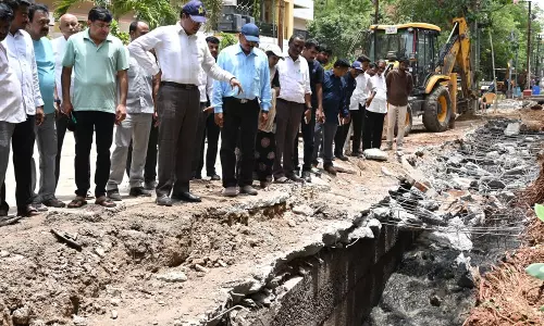 HYDRAA ने बाढ़ रोकने के लिए कोंडापुर में ड्रेन स्लैब हटाए HYDRAA ने बाढ़ रोकने के लिए कोंडापुर में ड्रेन स्लैब हटाए