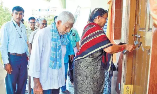 Nalgonda के कलेक्टर ने बुजुर्ग दंपत्ति का घर ठीक करवाया Nalgonda के कलेक्टर ने बुजुर्ग दंपत्ति का घर ठीक करवाया