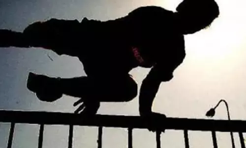 Faridabad: खस्ताहाल सड़क पर हुए हादसे में अस्पताल मैनेजर की मौत से मातम Faridabad: खस्ताहाल सड़क पर हुए हादसे में अस्पताल मैनेजर की मौत से मातम