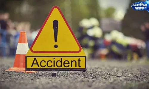सड़क हादसा, तेज रफ्तार वाहन की टक्कर से व्यक्ति गंभीर रूप से घायल सड़क हादसा, तेज रफ्तार वाहन की टक्कर से व्यक्ति गंभीर रूप से घायल