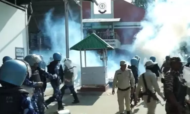 Manipur में RIMS के बाहर विरोध तेज, आंसू गैस का इस्तेमाल Manipur में RIMS के बाहर विरोध तेज, आंसू गैस का इस्तेमाल
