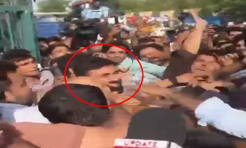अभिजीत दीपके को थप्पड़ जड़ने वाले ने कहा- राष्ट्रहित के लिए मारा थप्पड़ अभिजीत दीपके को थप्पड़ जड़ने वाले ने कहा- राष्ट्रहित के लिए मारा थप्पड़