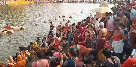 Somvati Amavasya पर 300 साल बाद महासंयोग, श्रद्धालुओं की भीड़ उमड़ी Somvati Amavasya पर 300 साल बाद महासंयोग, श्रद्धालुओं की भीड़ उमड़ी