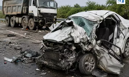 डंपर–कार टक्कर में मची चीख-पुकार, 6 की दर्दनाक मौत डंपर–कार टक्कर में मची चीख-पुकार, 6 की दर्दनाक मौत
