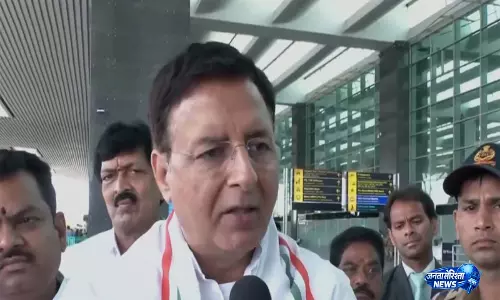 सुरजेवाला का पलटवार, कुमारस्वामी पर लगाए ‘Doublespeak’ के आरोप सुरजेवाला का पलटवार, कुमारस्वामी पर लगाए ‘Doublespeak’ के आरोप
