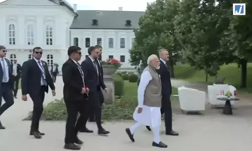 योग के रंग में रंगा स्लोवाकिया, विशेष सत्र में पहुंचे PM मोदी योग के रंग में रंगा स्लोवाकिया, विशेष सत्र में पहुंचे PM मोदी