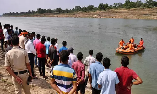 सोन नदी का कहर! स्नान करते समय 4 लोग बहे, प्रशासन अलर्ट सोन नदी का कहर! स्नान करते समय 4 लोग बहे, प्रशासन अलर्ट