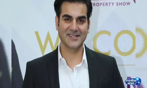 Actor Arbaaz Khan की सुरक्षा में सेंध, कार्यक्रम के दौरान युवक कार में घुसा, वीडियो वायरल Actor Arbaaz Khan की सुरक्षा में सेंध, कार्यक्रम के दौरान युवक कार में घुसा, वीडियो वायरल
