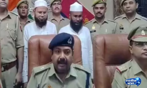 Meerut में साइबर ठगी का बड़ा खुलासा, फर्जी जनसेवा केंद्र की आड़ में बाप-बेटा गिरफ्तार Meerut में साइबर ठगी का बड़ा खुलासा, फर्जी जनसेवा केंद्र की आड़ में बाप-बेटा गिरफ्तार