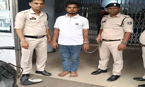 रायपुर में अवैध शराब बिक्री पर पुलिस की कार्रवाई, 23 वर्षीय आरोपी गिरफ्तार रायपुर में अवैध शराब बिक्री पर पुलिस की कार्रवाई, 23 वर्षीय आरोपी गिरफ्तार