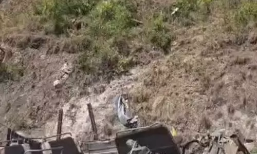 VIDEO BREAKING: यात्रियों से भरी बस गहरी खाई में समाई, 31 की दर्दनाक मौत VIDEO BREAKING: यात्रियों से भरी बस गहरी खाई में समाई, 31 की दर्दनाक मौत