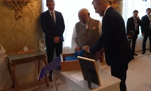 उपहारों का आदान-प्रदान और सेल्फी ने खींचा ध्यान, दोनों नेताओं ने साझा किए विचार उपहारों का आदान-प्रदान और सेल्फी ने खींचा ध्यान, दोनों नेताओं ने साझा किए विचार