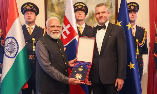 पीएम मोदी को सर्वोच्च सम्मान ‘Order of the White Double Cross’ से किया सम्मानित पीएम मोदी को सर्वोच्च सम्मान ‘Order of the White Double Cross’ से किया सम्मानित