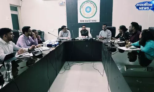 जिला पंचायत में योजनाओं की प्रगति की हुई विस्तृत समीक्षा