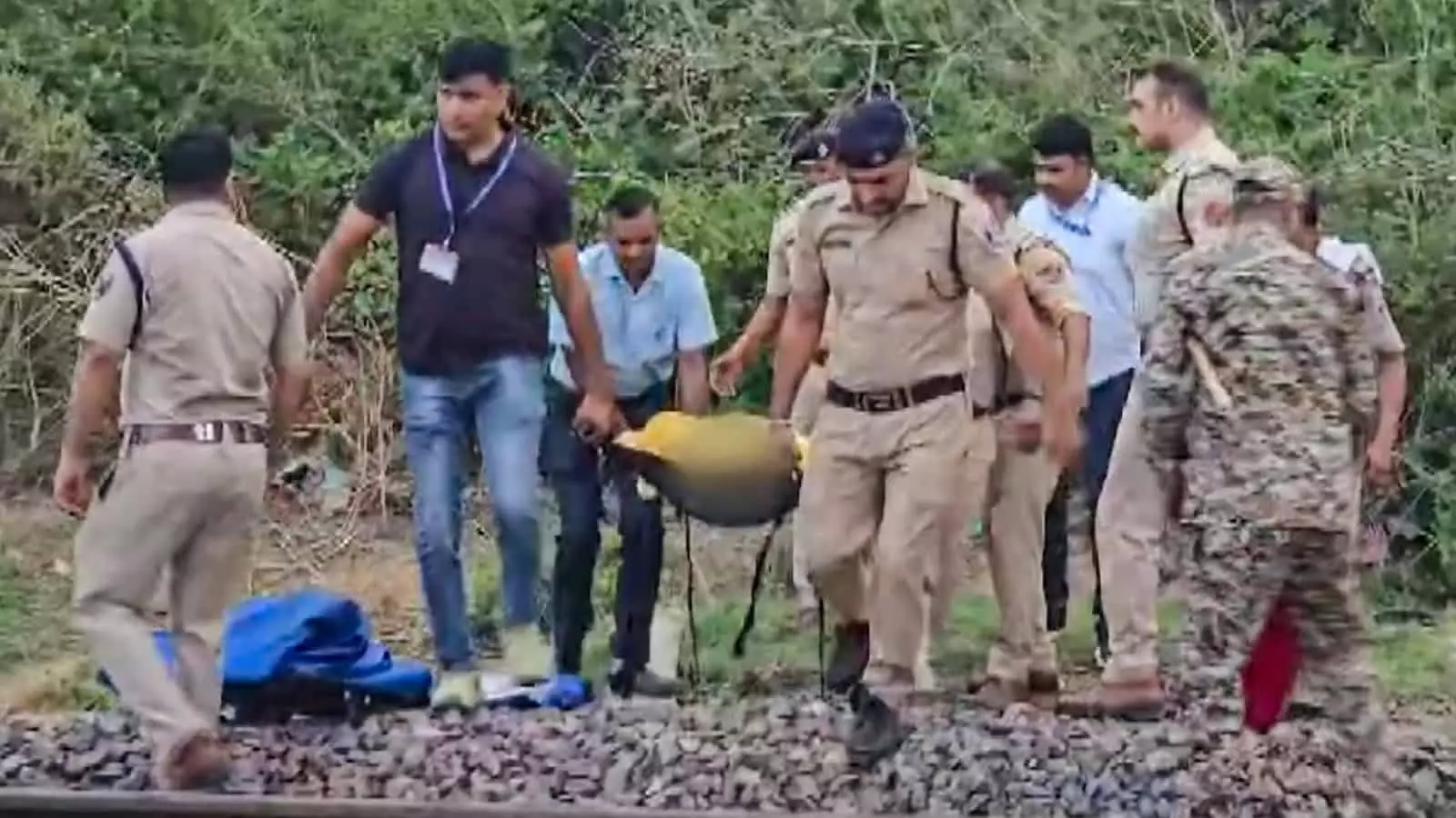 MP: आग लगने की अफ़वाह के बीच ट्रेन से कूदे चार लोग, कुचलकर मौत MP: आग लगने की अफ़वाह के बीच ट्रेन से कूदे चार लोग, कुचलकर मौत
