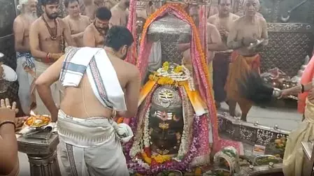 बाबा महाकाल का सोमवती अमावस्या पर भांग से विशेष शृंगार; मस्तक पर श्रीगणेश, त्रिनेत्र से सजे भगवान बाबा महाकाल का सोमवती अमावस्या पर भांग से विशेष शृंगार; मस्तक पर श्रीगणेश, त्रिनेत्र से सजे भगवान