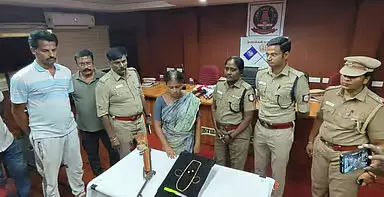 Rasipuram में फार्महाउस में अकेली महिला से हथियार के बल पर लूट, दो आरोपी गिरफ्तार Rasipuram में फार्महाउस में अकेली महिला से हथियार के बल पर लूट, दो आरोपी गिरफ्तार