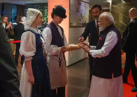 स्लोवाकिया की लोक संस्कृति से प्रभावित हुए प्रधानमंत्री मोदी, बोले- ब्रातिस्लावा में मिला स्वागत वाकई खास स्लोवाकिया की लोक संस्कृति से प्रभावित हुए प्रधानमंत्री मोदी, बोले- ब्रातिस्लावा में मिला स्वागत वाकई खास