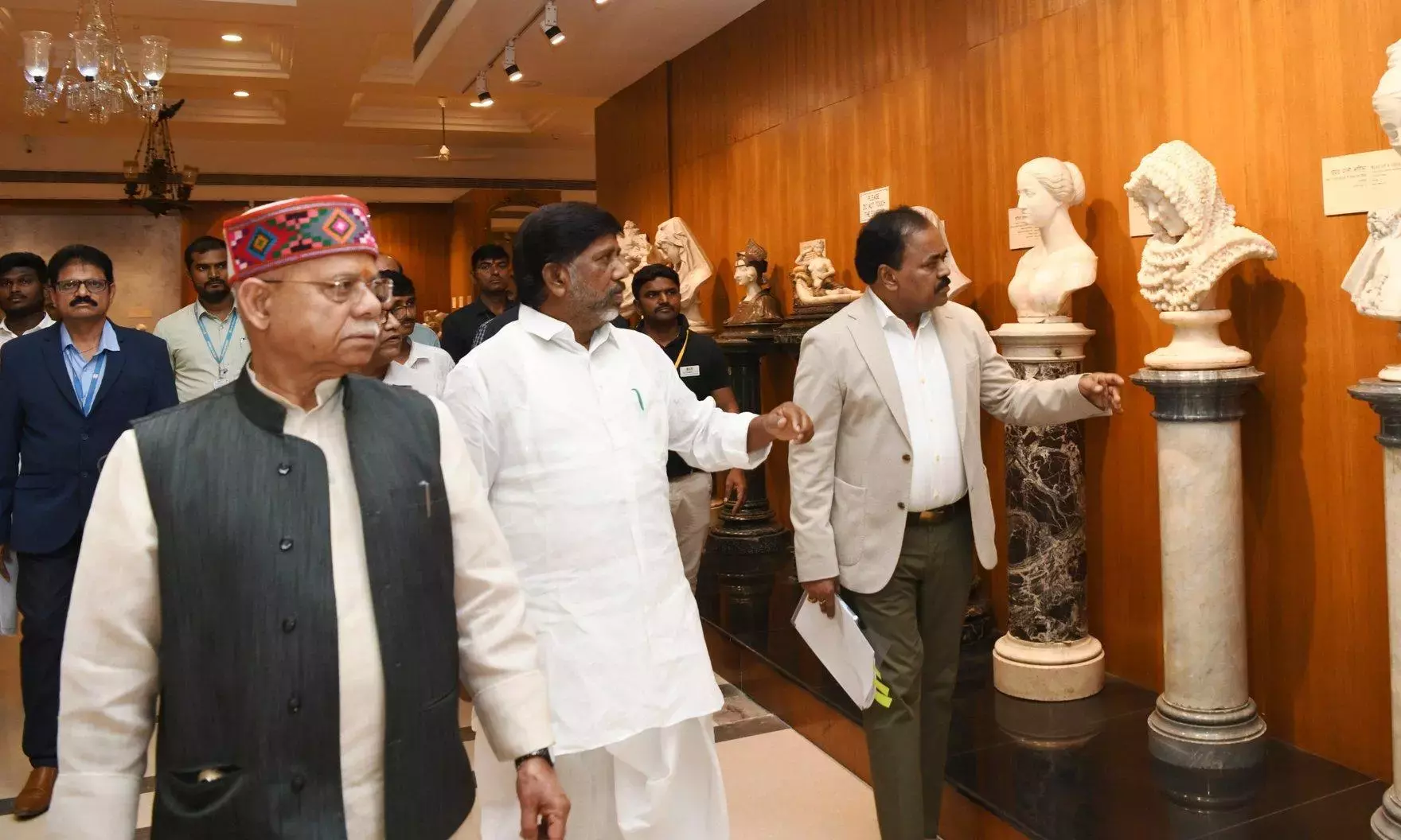 Telangana: गवर्नर शिव प्रताप शुक्ला ने सालार जंग म्यूज़ियम को समृद्ध विरासत का भंडार बताया Telangana: गवर्नर शिव प्रताप शुक्ला ने सालार जंग म्यूज़ियम को समृद्ध विरासत का भंडार बताया
