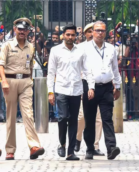 स्कूल-नौकरी के बदले पैसे मामले में पूछताछ के लिए अभिषेक बनर्जी आज ईडी के सामने पेश होंगे स्कूल-नौकरी के बदले पैसे मामले में पूछताछ के लिए अभिषेक बनर्जी आज ईडी के सामने पेश होंगे