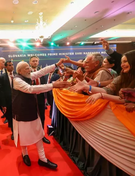 ब्रातिस्लावा में स्वागत सच में खास था, भारतीय समुदाय के प्यार और स्नेह के लिए आभारी हूं: पीएम मोदी ब्रातिस्लावा में स्वागत सच में खास था, भारतीय समुदाय के प्यार और स्नेह के लिए आभारी हूं: पीएम मोदी
