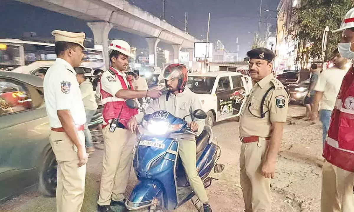Telangana: वीकेंड के दौरान 458 नशे में गाड़ी चलाने वाले ड्राइवर पकड़े गए Telangana: वीकेंड के दौरान 458 नशे में गाड़ी चलाने वाले ड्राइवर पकड़े गए