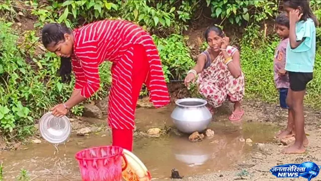 Jharkhand : डिजिटल इंडिया के दावों के बीच रालीबेड़ा गांव आज भी पेयजल संकट से जूझ रहा Jharkhand : डिजिटल इंडिया के दावों के बीच रालीबेड़ा गांव आज भी पेयजल संकट से जूझ रहा