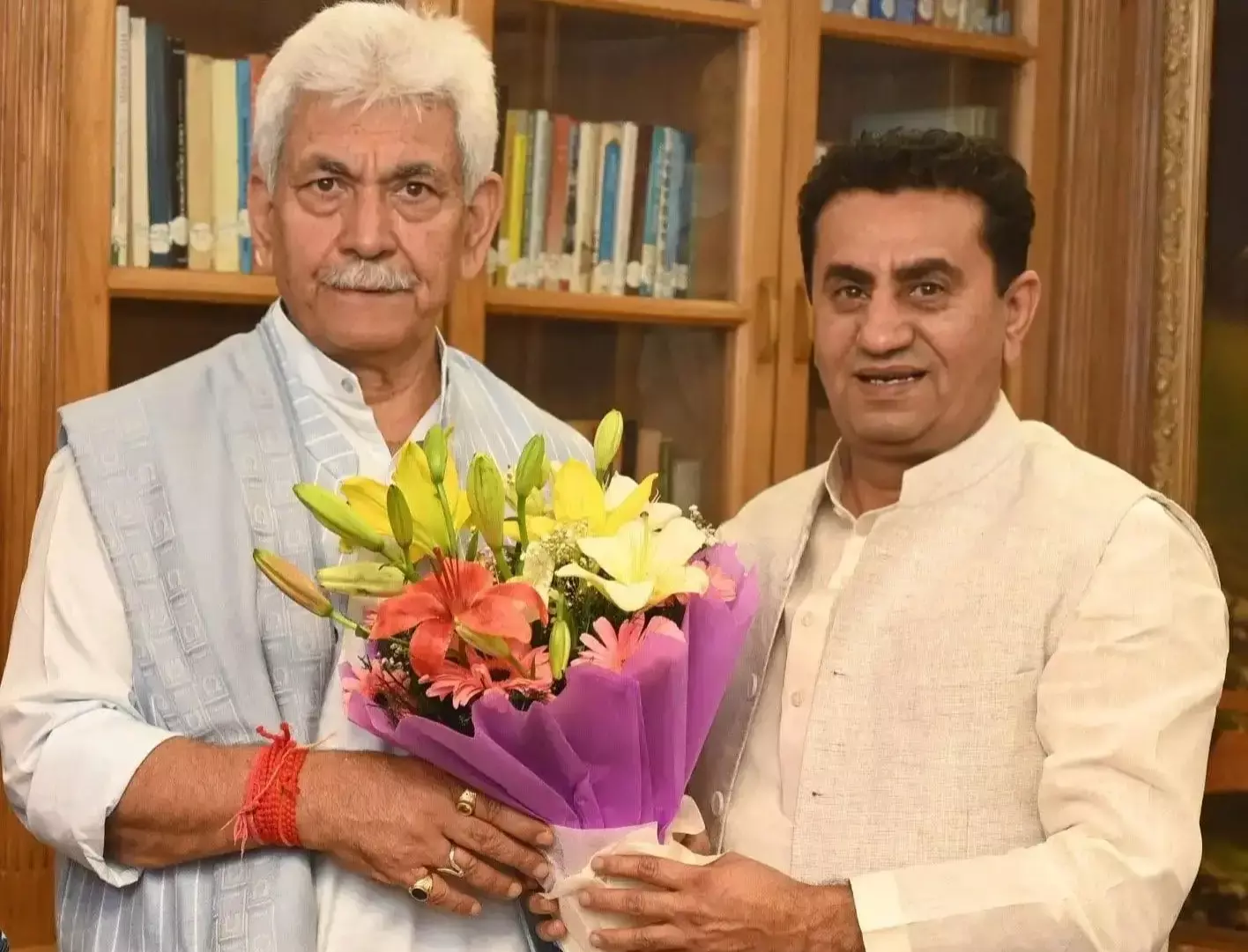 Srinagar: राजीव जसरोटिया ने एलजी मनोज सिन्हा से की मुलाकात, विकास पर हुई चर्चा Srinagar: राजीव जसरोटिया ने एलजी मनोज सिन्हा से की मुलाकात, विकास पर हुई चर्चा