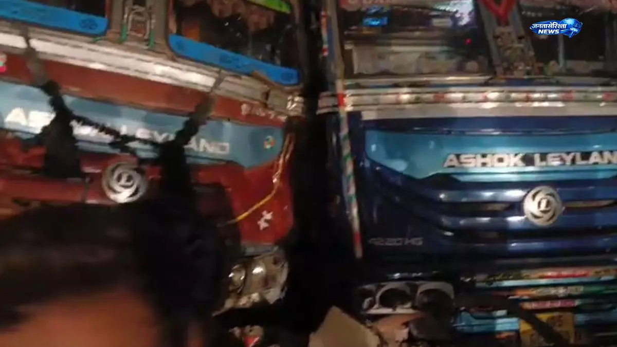 Thane : कपूरबावड़ी में दो ट्रकों की भीषण टक्कर, सिने वंडर मॉल के पास सड़क हादसा Thane : कपूरबावड़ी में दो ट्रकों की भीषण टक्कर, सिने वंडर मॉल के पास सड़क हादसा