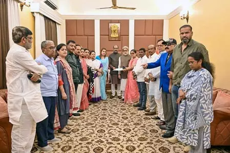 दो प्रमुख वजहें, जिनकी वजह से बागी सांसद टीएमसी पर कब्जा करने के बजाय नई पार्टी में शामिल हुए दो प्रमुख वजहें, जिनकी वजह से बागी सांसद टीएमसी पर कब्जा करने के बजाय नई पार्टी में शामिल हुए