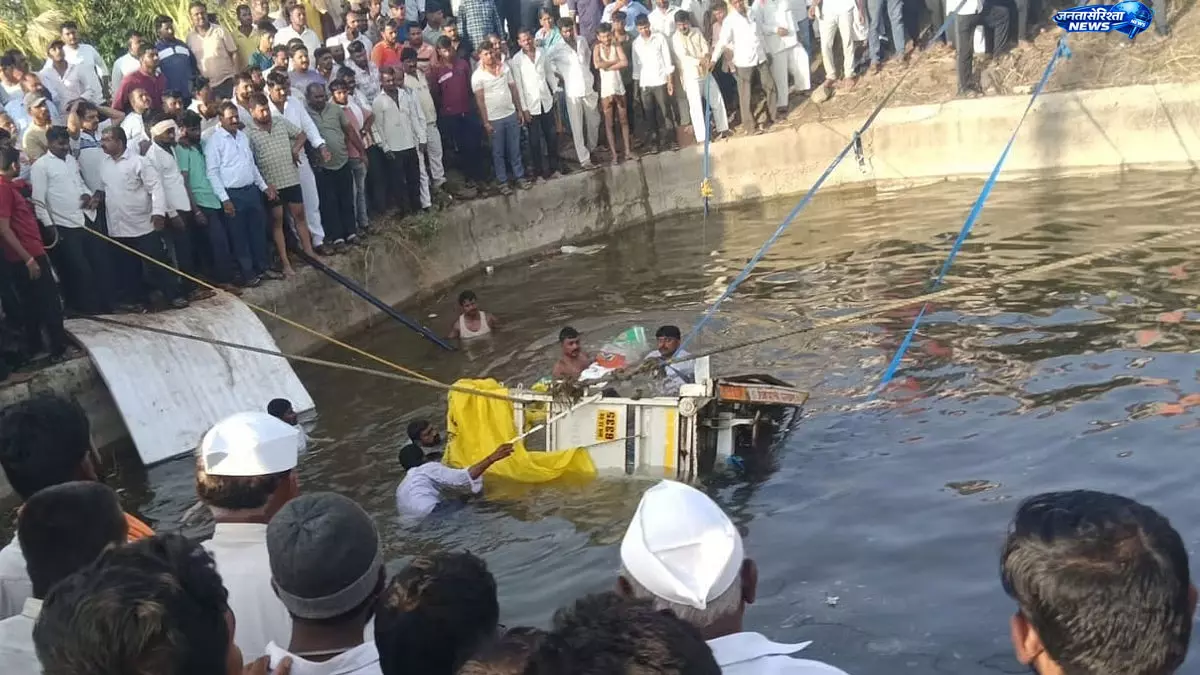 Solapur में दर्दनाक हादसा, श्रद्धालुओं से भरी पिकअप कुएं में गिरी; 8 की मौत, 7 घायल