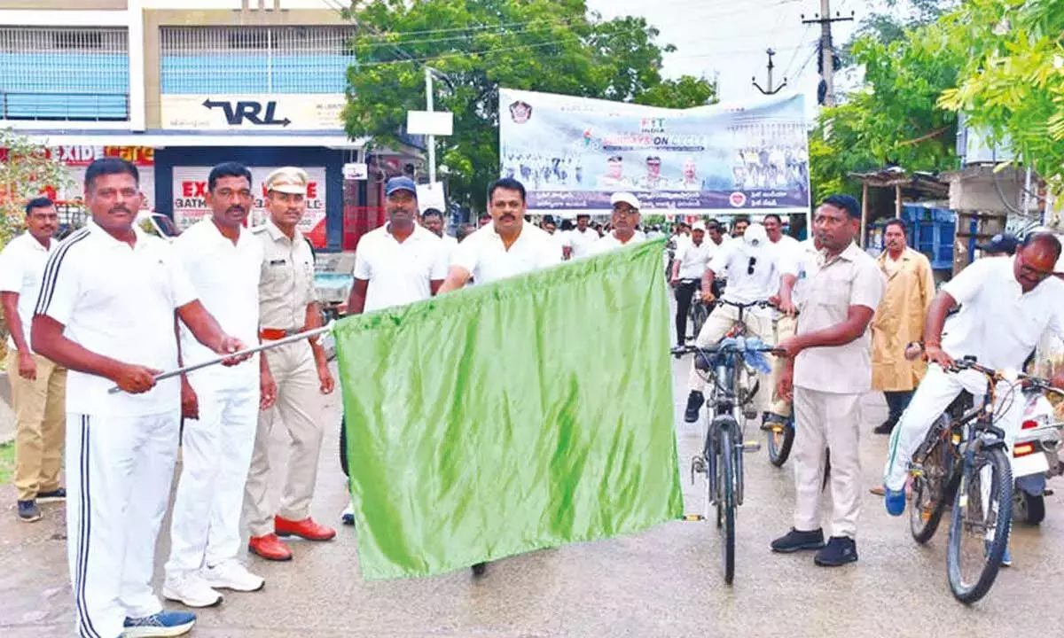 ग्रामीण इलाकों में अवैध शराब बेचने वालों पर कार्रवाई के साथ-साथ पुलिस ने ‘संडेज़ ऑन साइकिल’ पहल शुरू की ग्रामीण इलाकों में अवैध शराब बेचने वालों पर कार्रवाई के साथ-साथ पुलिस ने ‘संडेज़ ऑन साइकिल’ पहल शुरू की