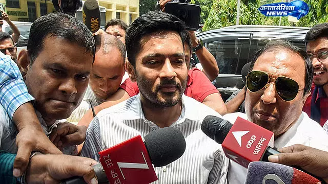 जमीन घोटाले मामले में TMC नेता के करीबी सुमित रॉय के खिलाफ गिरफ्तारी वारंट जारी जमीन घोटाले मामले में TMC नेता के करीबी सुमित रॉय के खिलाफ गिरफ्तारी वारंट जारी