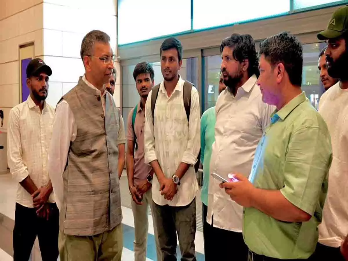 भारत लौटने से पहले दूत ने बचाए गए MT जलवीर क्रू से मुलाकात की भारत लौटने से पहले दूत ने बचाए गए MT जलवीर क्रू से मुलाकात की