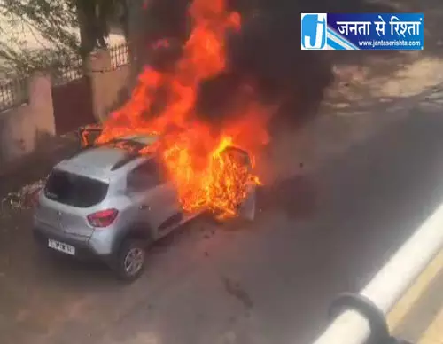 दुर्ग में चलती कार से कूदे 3 लोग दुर्ग में चलती कार से कूदे 3 लोग
