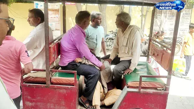 UP : करंट लगने से युवती की मौत, एंबुलेंस न मिलने पर पिता शव को ई-रिक्शा में लेकर भटके UP : करंट लगने से युवती की मौत, एंबुलेंस न मिलने पर पिता शव को ई-रिक्शा में लेकर भटके