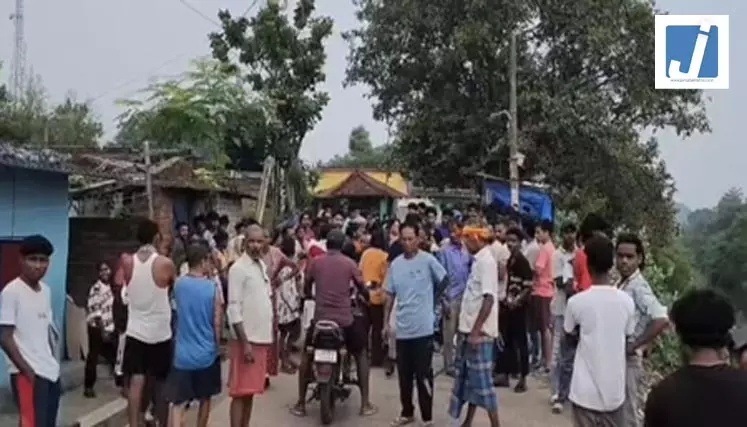 हाइवा की चपेट में आने से टाटा मोटर्स के कर्मचारी की मौत, विरोध में सड़क जाम हाइवा की चपेट में आने से टाटा मोटर्स के कर्मचारी की मौत, विरोध में सड़क जाम