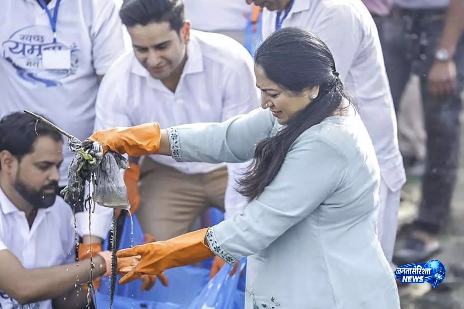 दिल्ली के 28 घाटों पर यमुना सफाई अभियान चलाया गया: CM रेखा गुप्ता ने लोगों से हिस्सा लेने की अपील की दिल्ली के 28 घाटों पर यमुना सफाई अभियान चलाया गया: CM रेखा गुप्ता ने लोगों से हिस्सा लेने की अपील की