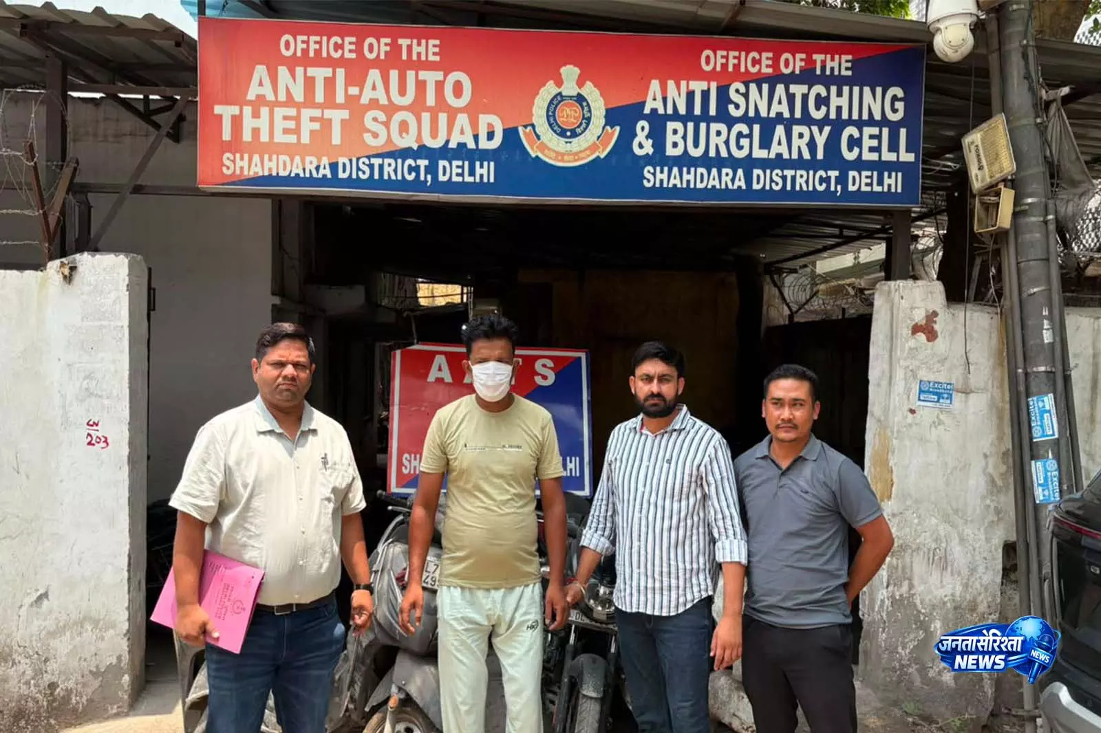 Delhi पुलिस ने कुख्यात गाड़ी स्नैचर को गिरफ्तार किया, चोरी के 4 टू-व्हीलर बरामद Delhi पुलिस ने कुख्यात गाड़ी स्नैचर को गिरफ्तार किया, चोरी के 4 टू-व्हीलर बरामद