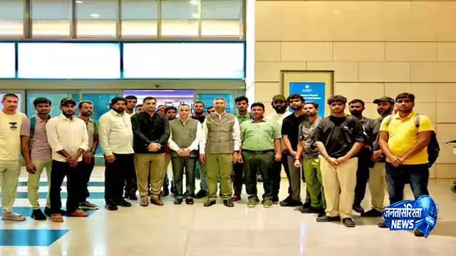 भारतीय राजदूत ने MT जलवीर के बचाए गए 20 क्रू से मुलाकात की, वापस भेजे जाने से पहले भारतीय राजदूत ने MT जलवीर के बचाए गए 20 क्रू से मुलाकात की, वापस भेजे जाने से पहले
