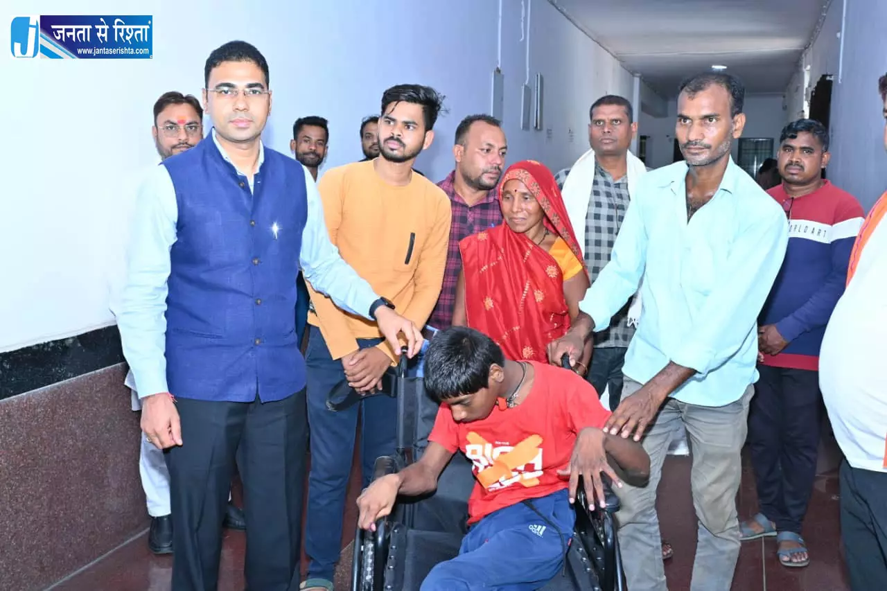 कलेक्टर ने दिव्यांग लव कुमार को दिया व्हील चेयर, पेंशन और आयुष्मान कार्ड भी बनेगा कलेक्टर ने दिव्यांग लव कुमार को दिया व्हील चेयर, पेंशन और आयुष्मान कार्ड भी बनेगा