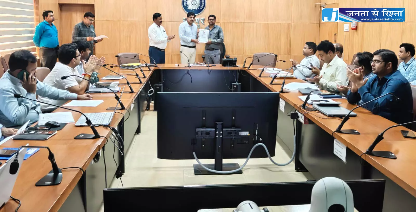 रायपुर रेल मंडल के सजग रेलकर्मी हुए सम्मानित रायपुर रेल मंडल के सजग रेलकर्मी हुए सम्मानित