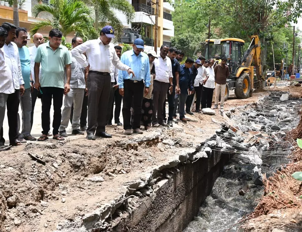 HYDRAA ने बाढ़ रोकने के लिए कोंडापुर में ड्रेन स्लैब हटाए HYDRAA ने बाढ़ रोकने के लिए कोंडापुर में ड्रेन स्लैब हटाए